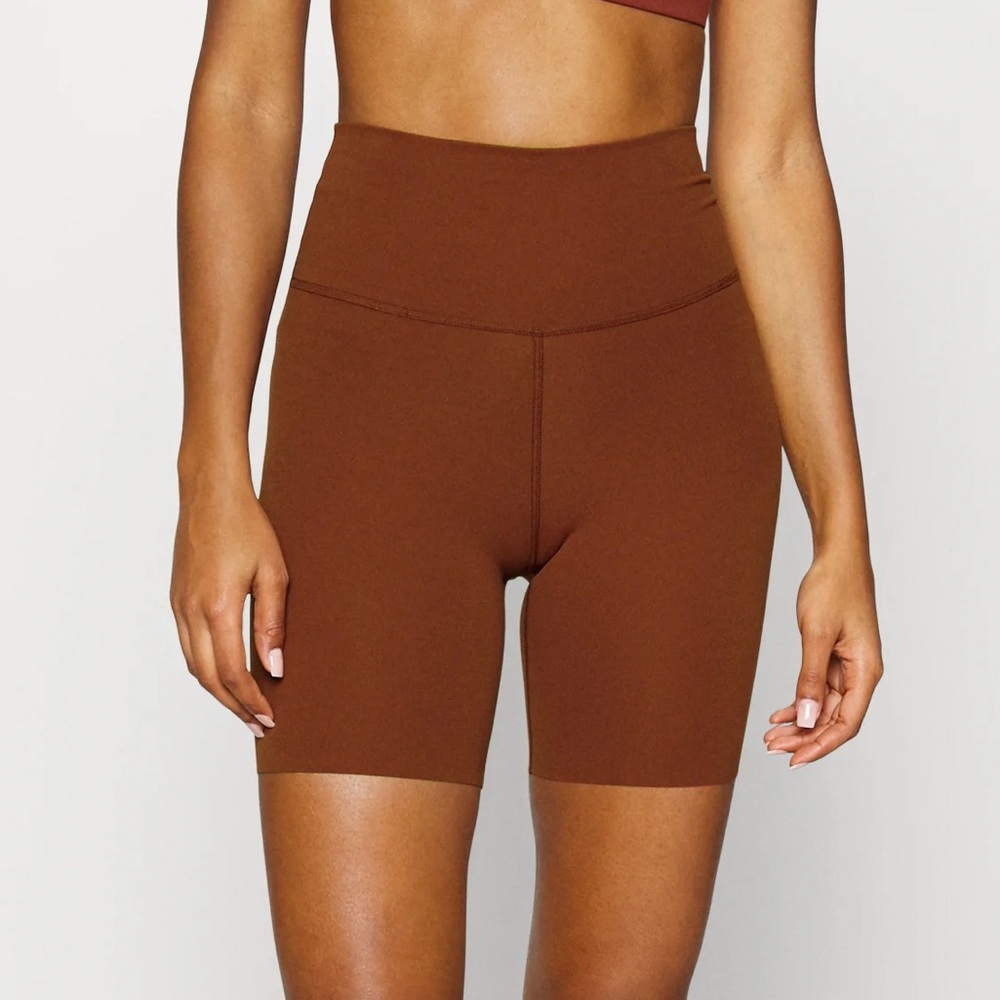 NIKE Yoga Luxe Shorts High-Waisted Shorts Terracotta Size Small